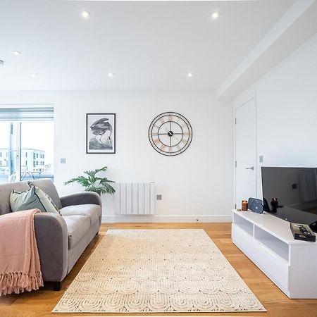 Luxe & Stylish 1 & 2 Bed Flats Near Heathrow, Legoland, & Windsor Slough Exterior foto