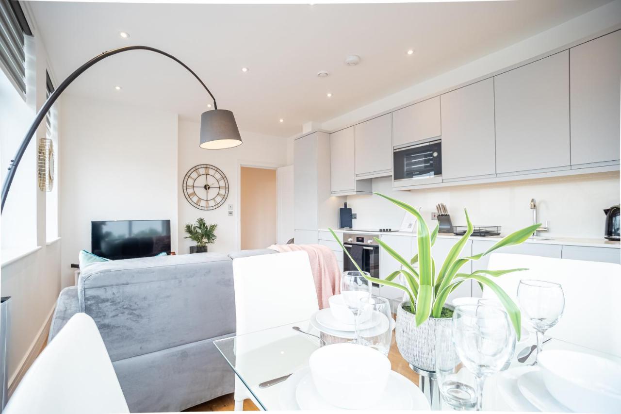 Luxe & Stylish 1 & 2 Bed Flats Near Heathrow, Legoland, & Windsor Slough Exterior foto