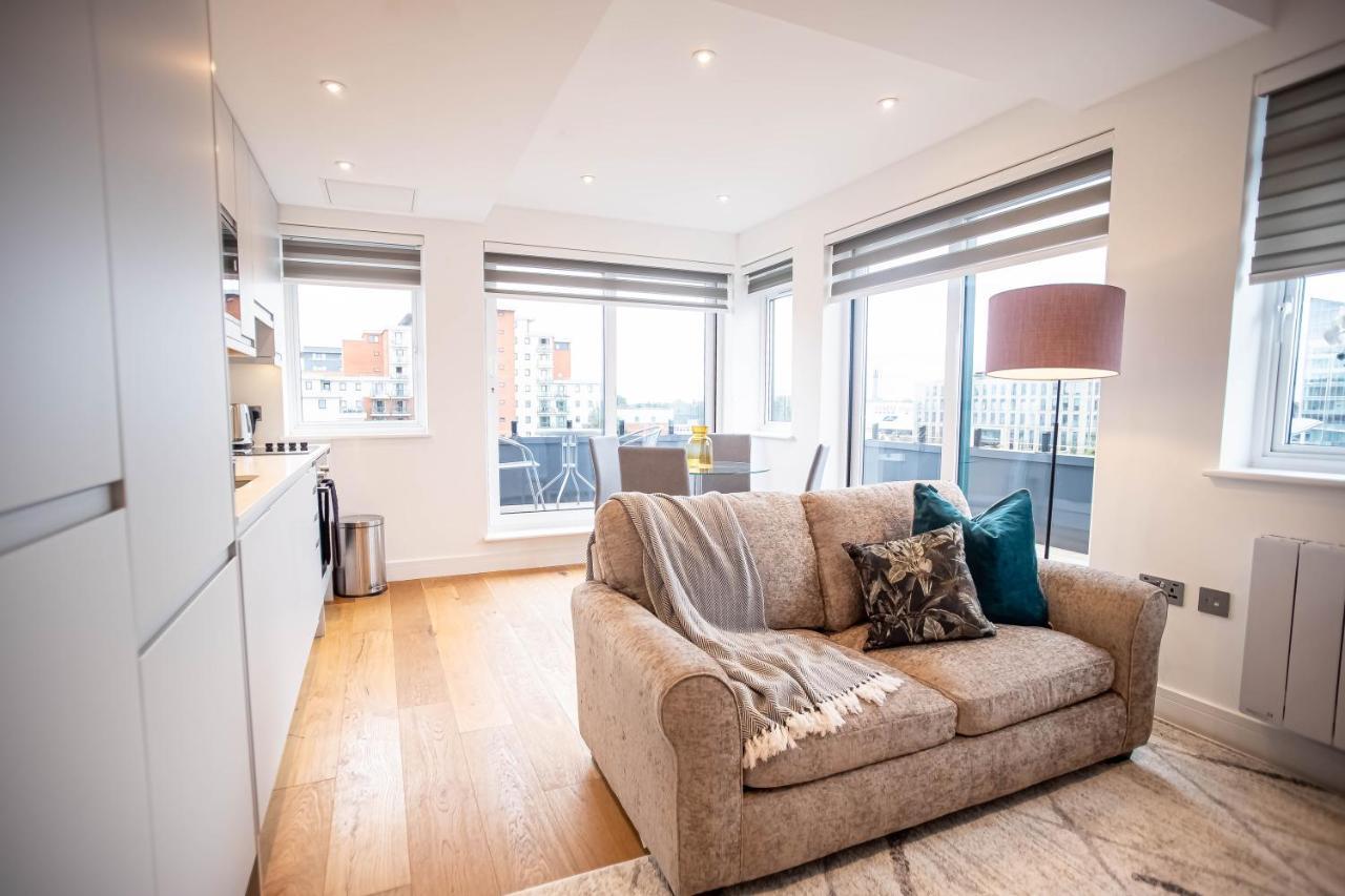 Luxe & Stylish 1 & 2 Bed Flats Near Heathrow, Legoland, & Windsor Slough Exterior foto