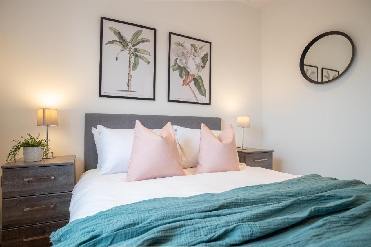 Luxe & Stylish 1 & 2 Bed Flats Near Heathrow, Legoland, & Windsor Slough Exterior foto