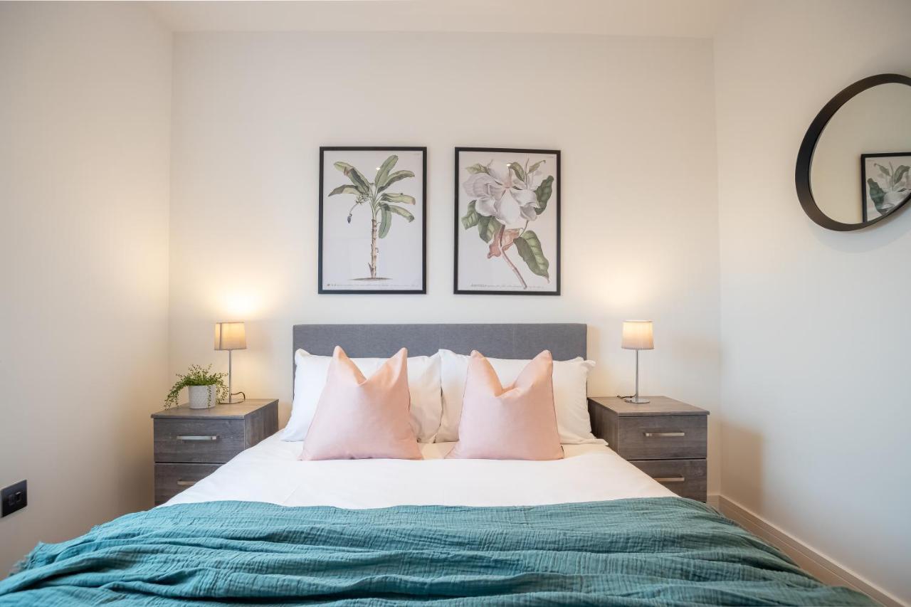 Luxe & Stylish 1 & 2 Bed Flats Near Heathrow, Legoland, & Windsor Slough Exterior foto