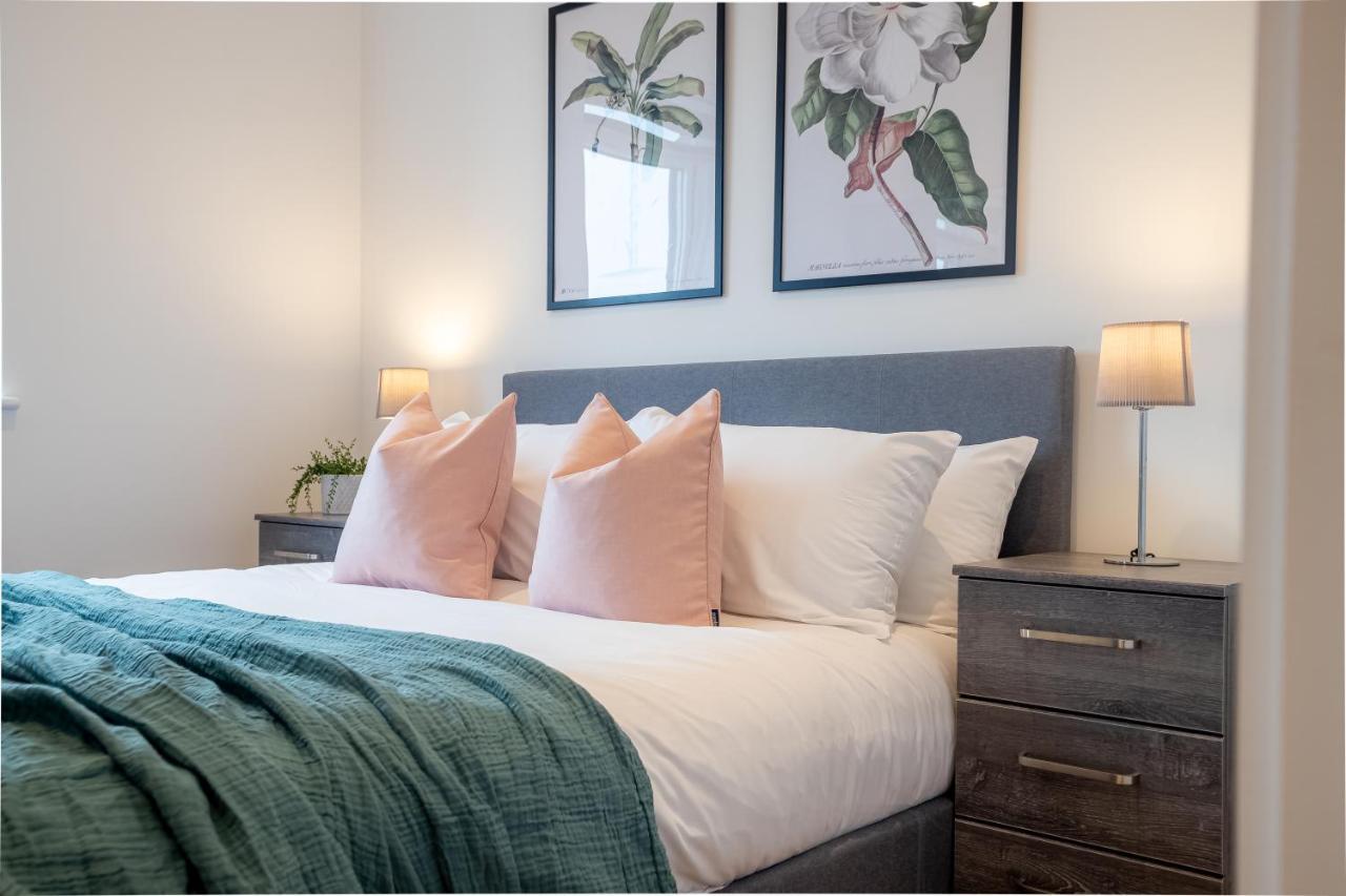Luxe & Stylish 1 & 2 Bed Flats Near Heathrow, Legoland, & Windsor Slough Exterior foto