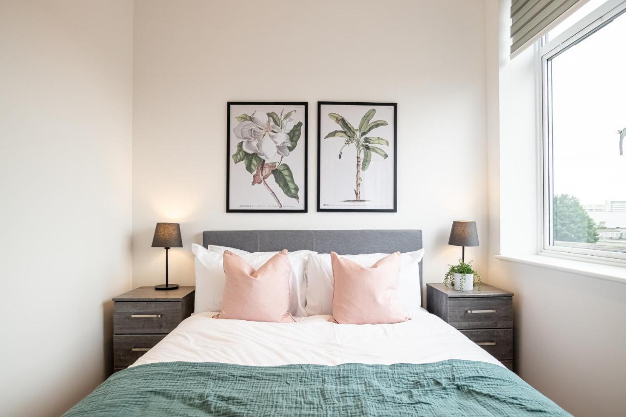 Luxe & Stylish 1 & 2 Bed Flats Near Heathrow, Legoland, & Windsor Slough Exterior foto