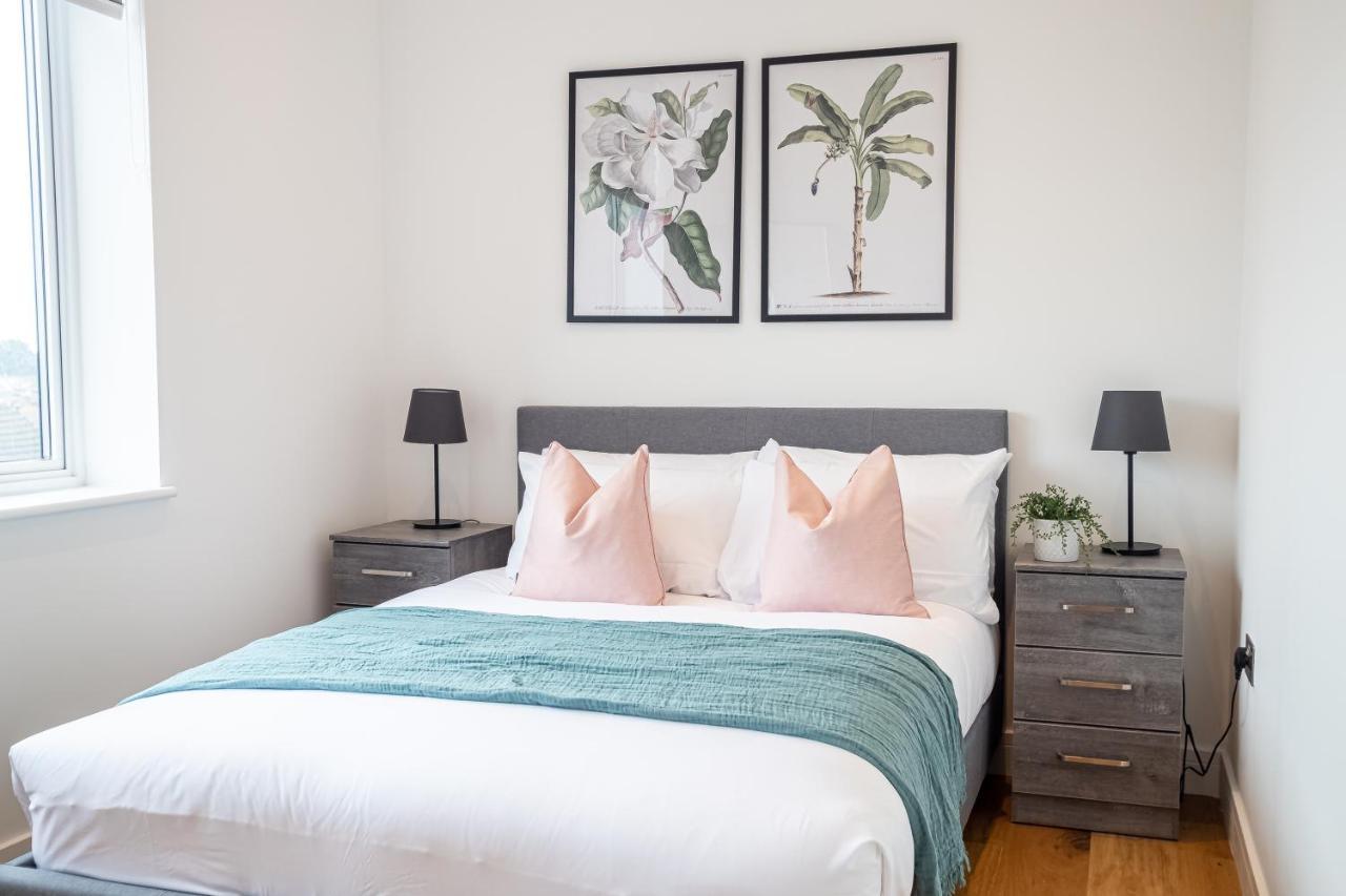 Luxe & Stylish 1 & 2 Bed Flats Near Heathrow, Legoland, & Windsor Slough Exterior foto