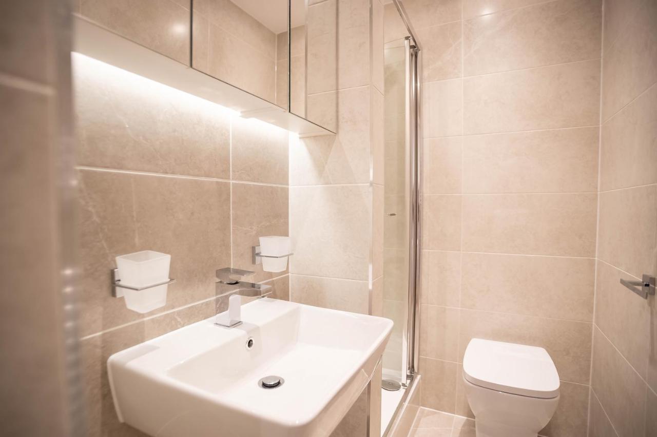 Luxe & Stylish 1 & 2 Bed Flats Near Heathrow, Legoland, & Windsor Slough Exterior foto